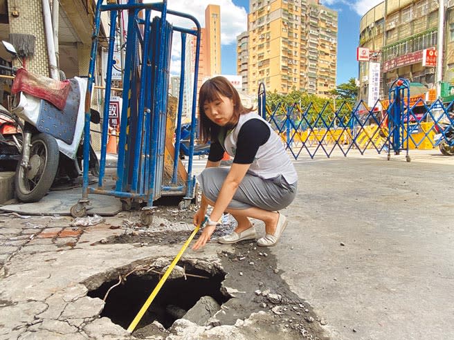 新北市中和區中山路二段、捷運萬大線工地旁出現坑洞、地基淘空，市議員張維倩14日邀集相關單位前往會勘。（葉書宏攝）