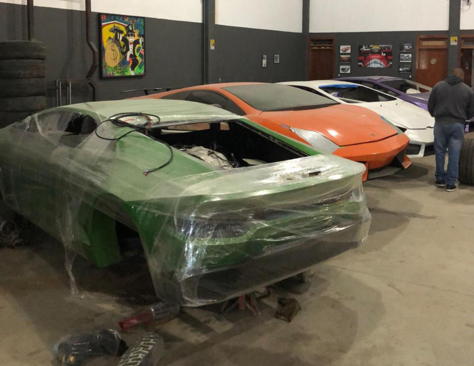 Esta foto del 15 de julio de 2019, publicada por la Policía, muestra moldes de réplicas de autos de lujo en un taller de Itajai, Brasil. La policía desmanteló un taller clandestino dirigido por un padre y un hijo que reunieron falsos Ferraris y Lamborghinis en el estado de Santa Catarina, en el sur de Brasil. (Policía Civil de Itajai a través de AP)