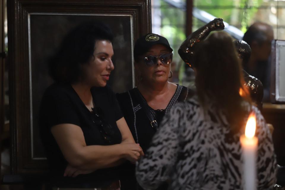 La productora Yolanda Garza y la actriz Silvia Pasquel durante el funeral del actor Andrés García, en casa de su viuda en Acapulco, Guerrero.. FOTO: EDGAR NEGRETE/CUARTOSCURO.COM