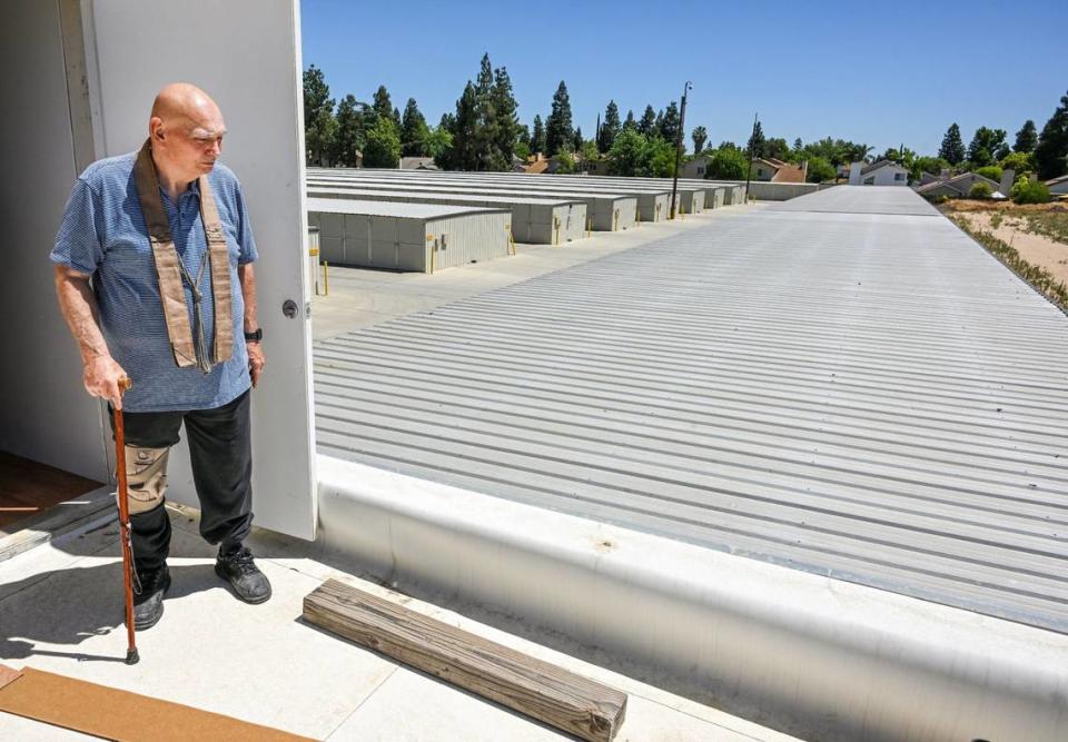 El sacerdote budista shingon Bill Eidson de pie en una azotea orientada al oeste del edificio del Shingon Buddhist International Institute adyacente a un Derrel's Mini Storage en Nees Avenue, cerca de Millbrook, en el norte de Fresno, el jueves 27 de junio de 2024.