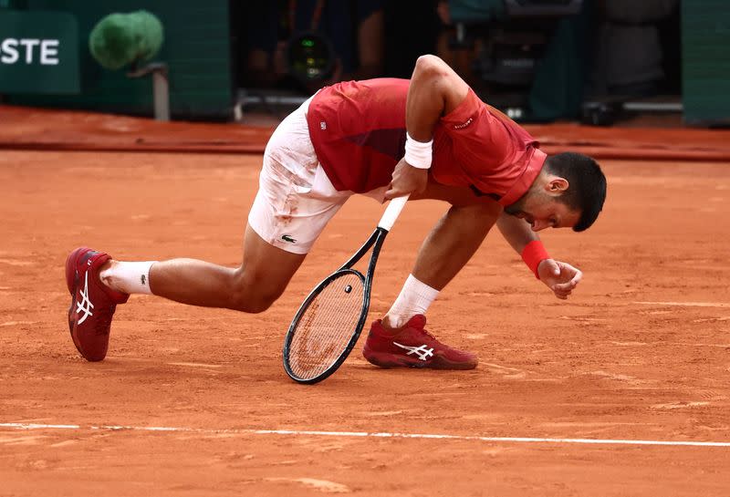 El serbio Novak Djokovic reacciona tras caerse durante su partido de cuarta ronda contra el argentino Francisco Cerundolo en Abierto de Francia, Roland Garros, París, Francia