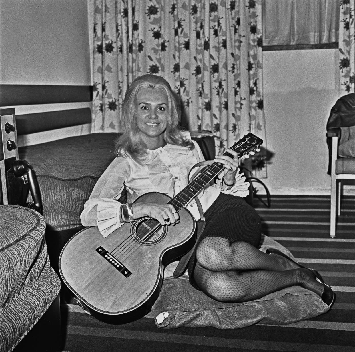 American singer-songwriter Jackie DeShannon, UK, 24th October 1964. (Photo by Evening Standard/Hulton Archive/Getty Images)