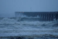 Las olas rompen a lo largo de un muelle cuando el huracán Michael se acerca a la playa de Panama City, Florida, EEUU, 10 de octubre de 2018. REUTERS/Jonathan Bachman - RC14A961F0D0