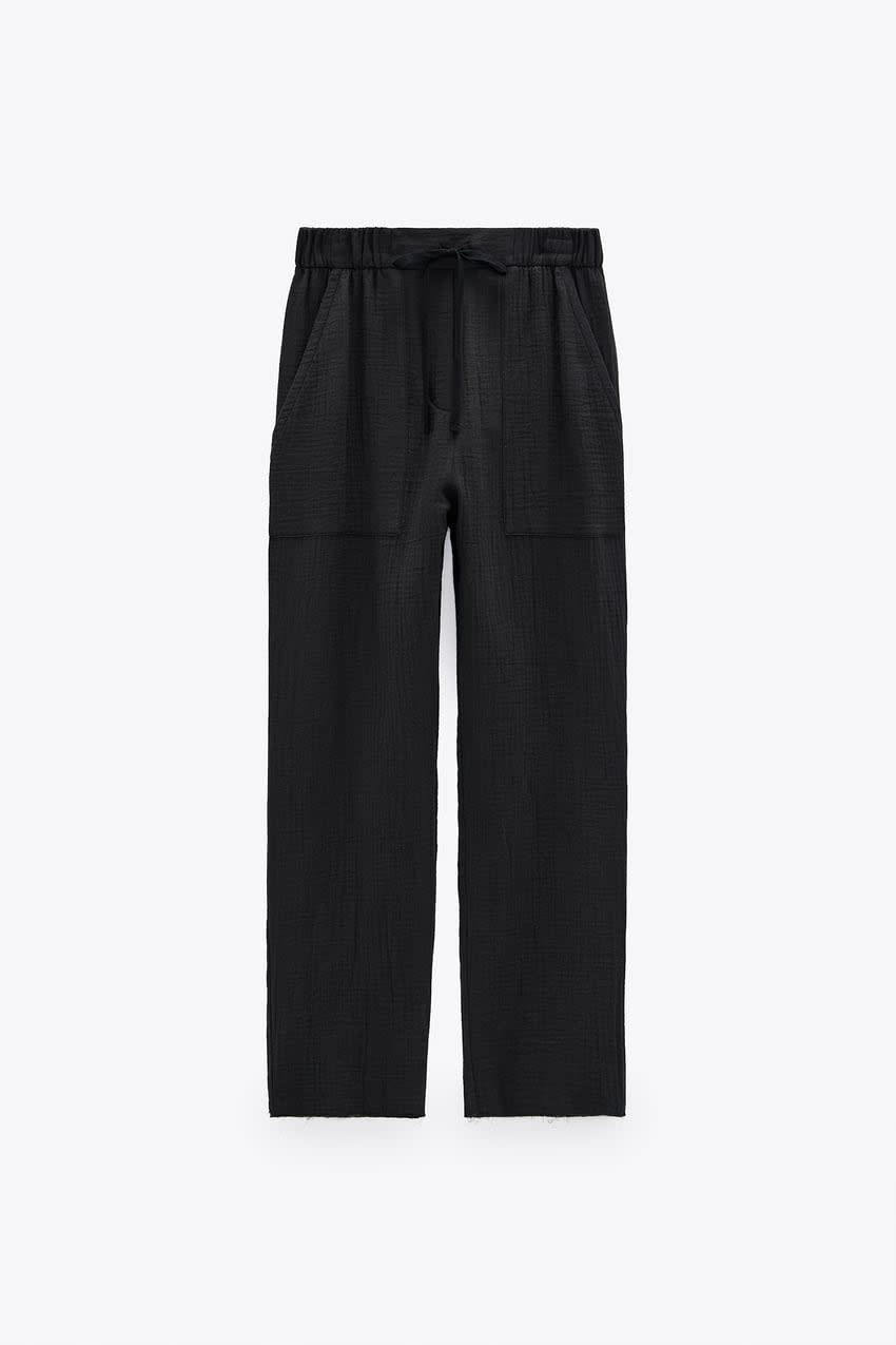 39,95€<br><br><a href="https://www.zara.com/fr/fr/pantalon-rustique-p07859932.html" rel="nofollow noopener" target="_blank" data-ylk="slk:Acheter;elm:context_link;itc:0;sec:content-canvas" class="link ">Acheter</a>