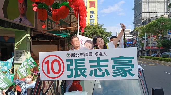 新北市議員候選人張志豪太太蔡幸芳也擔任最強助選員，啟動車隊掃街。（張志豪提供／李奇叡新北傳真）