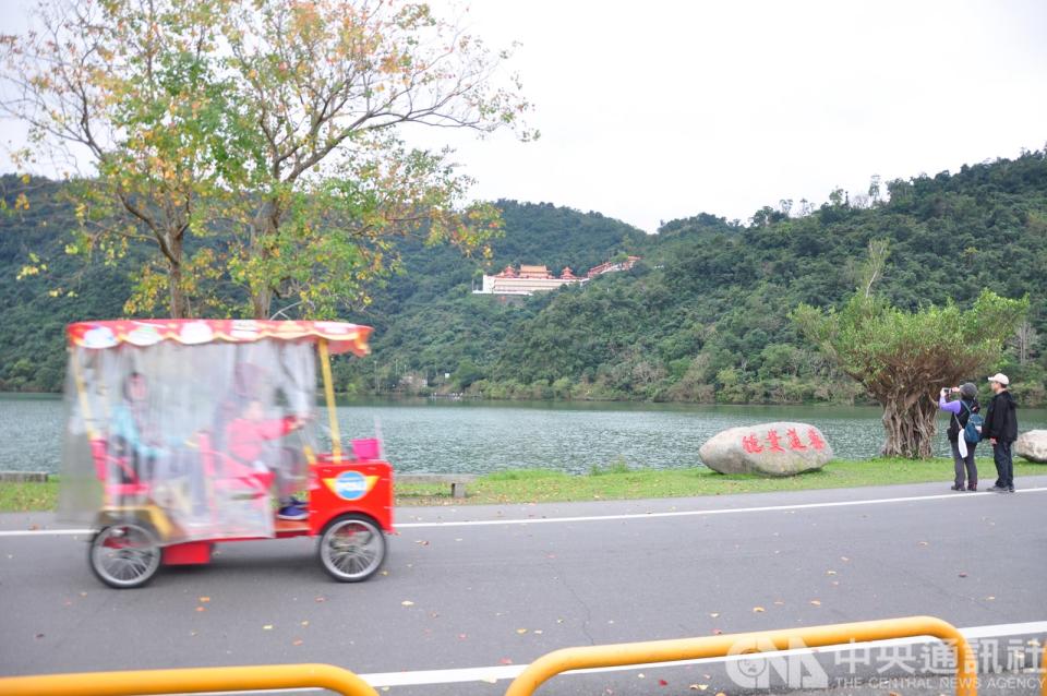 宜蘭縣冬山鄉梅花湖風光明媚，當地有環湖道路供遊客健行，但近來常有業者提供電動三輪車或四輪車給遊客租借環湖時，發生撞人意外。鄉公所19日表示，2月1日起禁止這些車輛環湖，以維護安全。(中央社) 