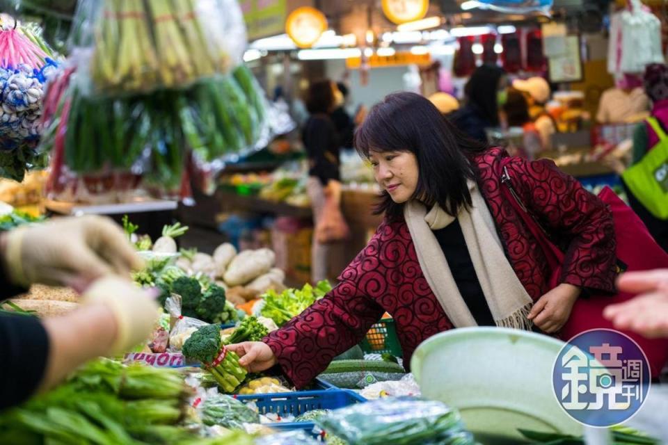 美食生活作家韓良憶，著迷在市場裡翻找四季豐美。圖為她在最常採買的天母士東市場買菜畫面。