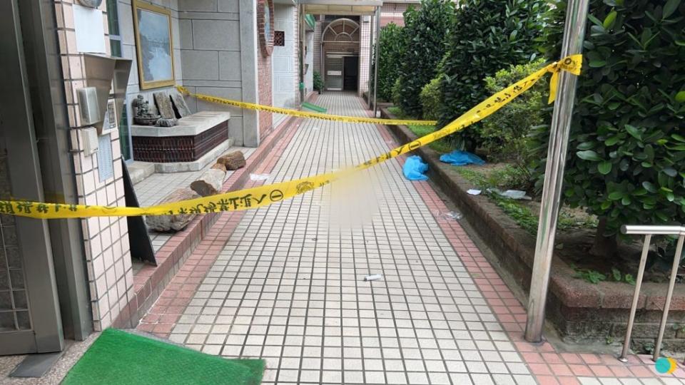 三峽發生母女墜樓事件，警方在現場拉起封鎖線採證。（三峽警分局提供）