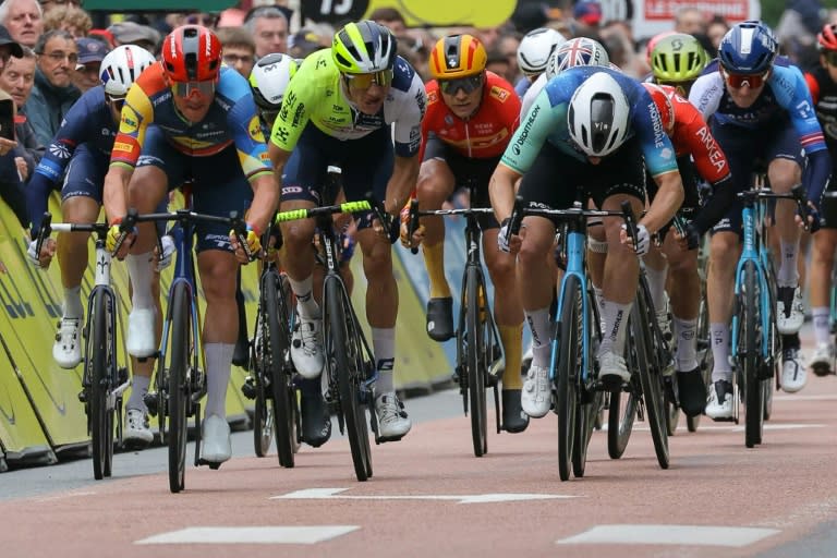 Le Danois Mads Pedersen (g) au cours du sprint, qu'il va remporter, de la 1re étape du Dauphiné le 2 juin 2024 à Saint-Pourcain-sur-Sioule (Thomas SAMSON)