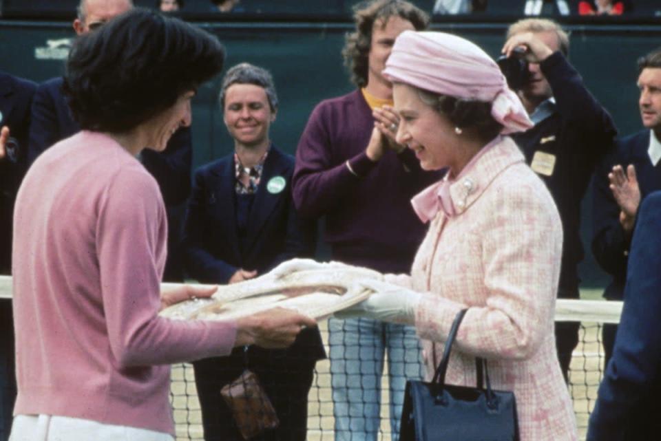 Virginia Wade admet avoir joué à Wimbledon en 1977 dans l'espoir de rencontrer la reine (Hulton Archive/Getty Images)