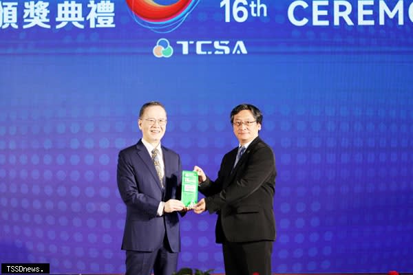 機場公司榮獲「二○二三年第十六屆TCSA台灣企業永續獎」，由副總經理李俊德（右）代表，從台灣永續能源研究基金會董事長簡又新（左）手中接過獎項。（圖：機場公司提供）