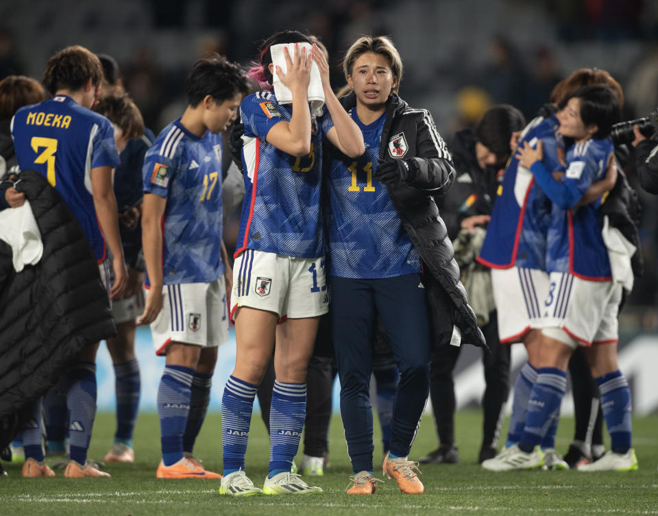 Jun Endo y Mina Tanaka comparten su dolor después de la eliminación japonesa a manos de Suecia. (Joe Prior/Visionhaus via Getty Images)