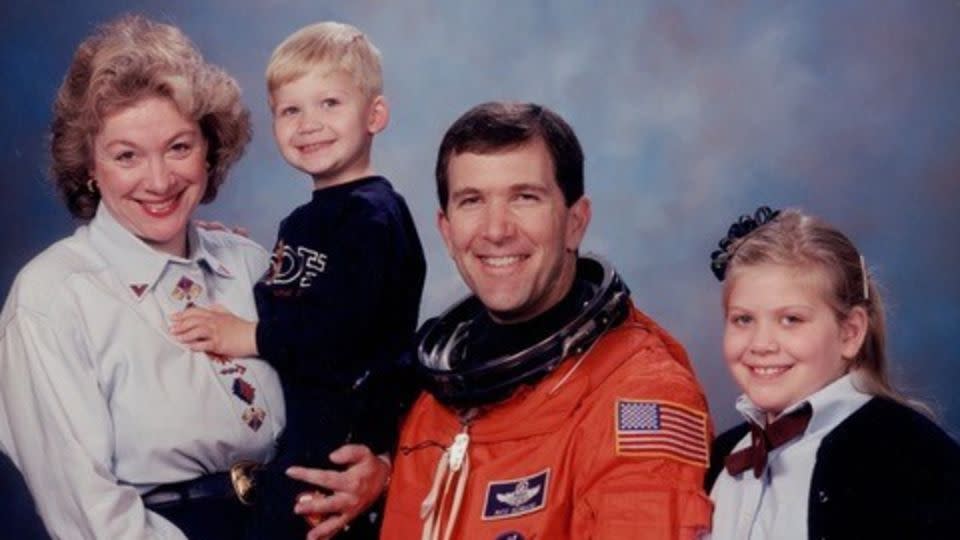 Evelyn Husband et son conjoint, l'astronaute de la NASA Rick Husband, sont vus avec leurs enfants, Matthew et Laura.  - Avec l'aimable autorisation du mari d'Evelyn