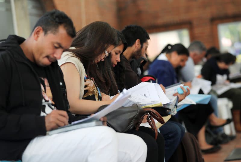 Foto de archivo. Personas preparan sus hojas de vida en búsqueda de una oportunidad laboral en Bogotá