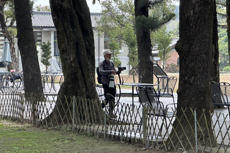 台南水道博物館朱鸝現蹤  鳥友守候 被譽為「台灣最美野鳥」的朱鸝，近日現蹤台南山上 花園水道博物館園區，吸引喜愛攝影鳥友帶著專業裝 備造訪園區，希望拍到美麗身影。 （台南市文化局提供） 中央社記者楊思瑞台南傳真  113年3月24日 