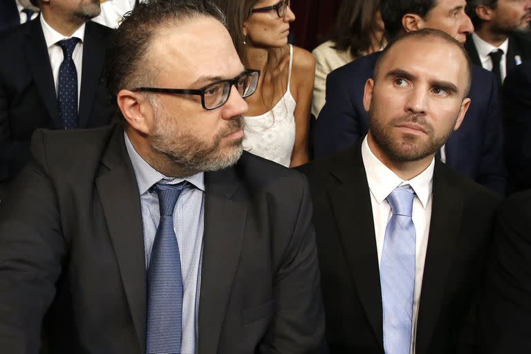 Matías Kulfas y Martín Guzmán, el viernes 3 de junio, en el acto de YPF. Horas después Kulfas saldría eyectado del Gobierno. 28 días después renunciaría Guzmán.