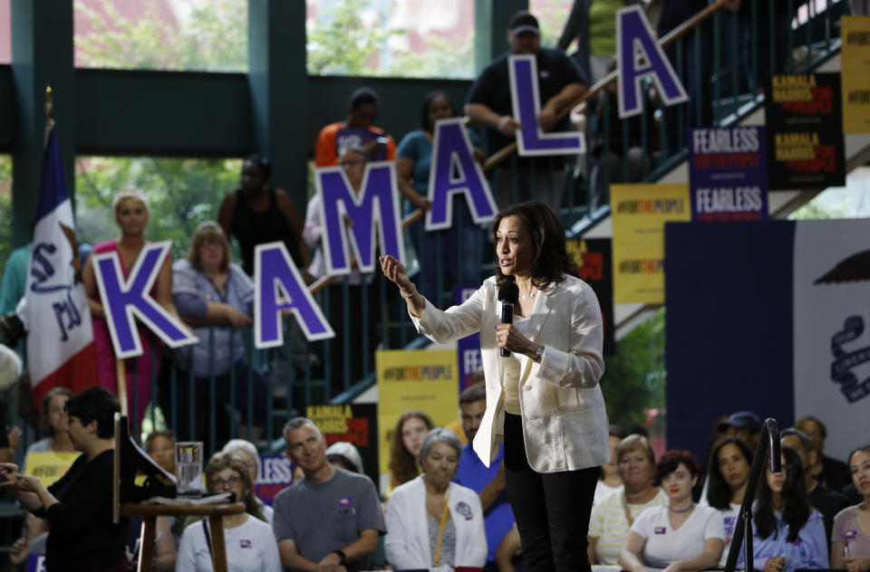 Fotografía de archivo del 12 de agosto de 2019 de la entonces precandidata presidencial demócrata y senadora por -California Kamala Harris habla durante un acto proselitista en Davenport, Iowa. (AP Foto/John Locher)