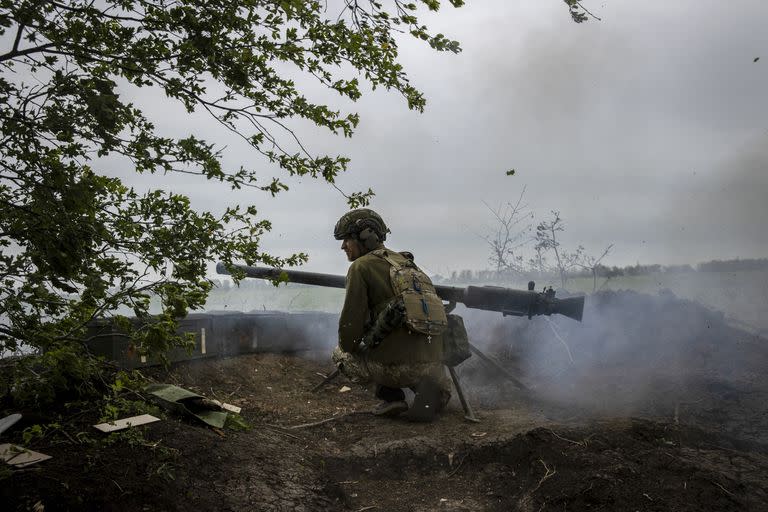 Un soldado de la Brigada Mecanizada 28 del ejército ucraniano disparaba un cañón SPG-9 contra un objetivo ruso en dirección a Bakhmut, desde una trinchera en el este de Ucrania. (Tyler Hicks/The New York Times)