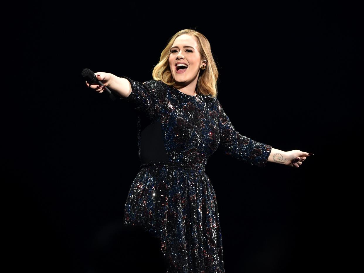 Adele tocando en vivo en 2016 (Getty Images)