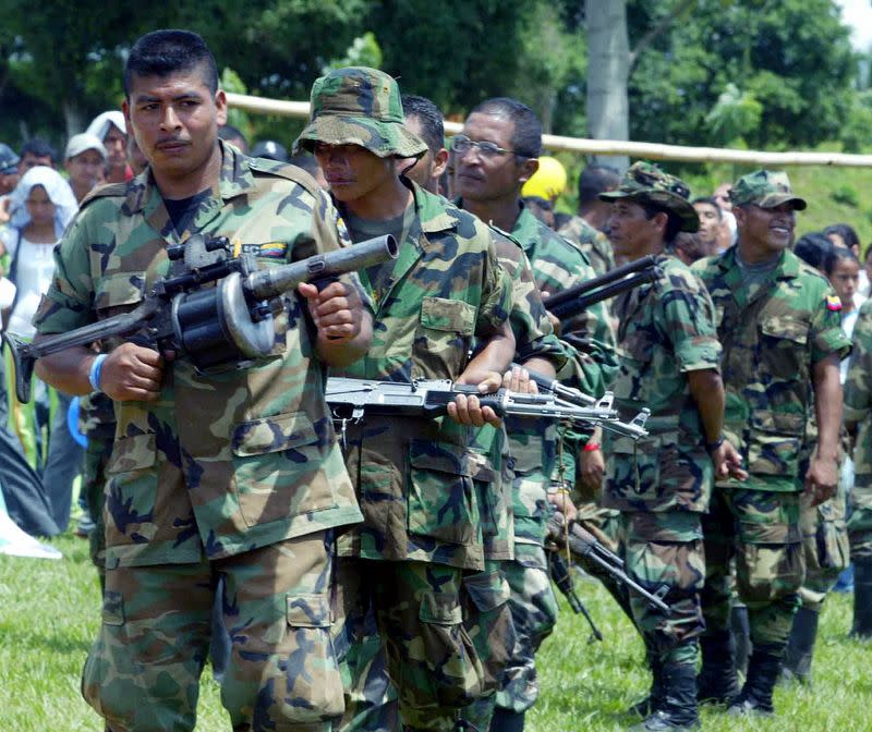 Foto de archivo. Combatientes de los grupos paramilitares se preparan para entregar las armas en Valencia, departamento de Córdoba