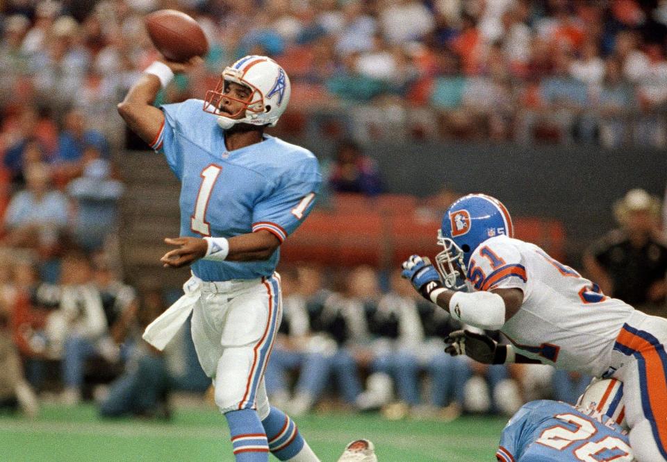 Warren Moon, throwing a pass for the Houston Oilers during the 1991 season, likes the Chiefs in the  Super Bowl.