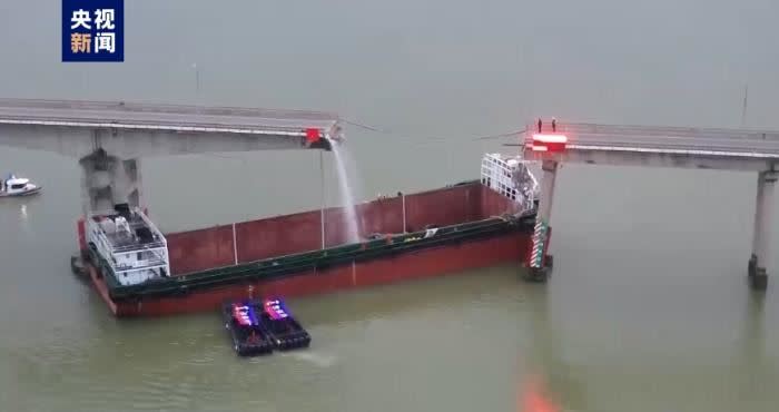 廣州市南沙區萬公頃沙鎮瀝心沙大橋今（22）天一早發生被船隻撞擊事故，造成橋體斷裂。（圖／翻攝自央視新聞）