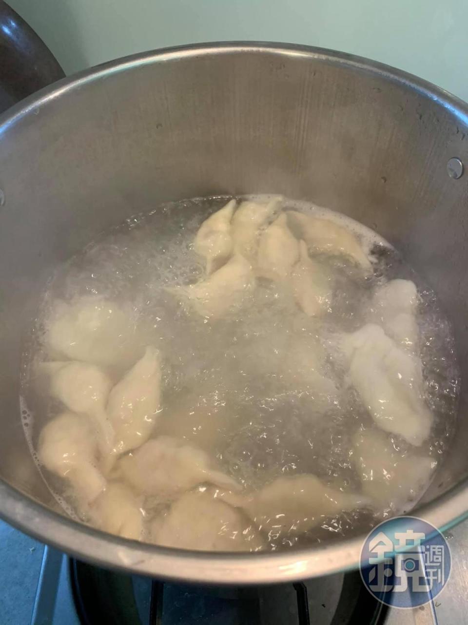 大鍋滾水煮鮁魚餃子。