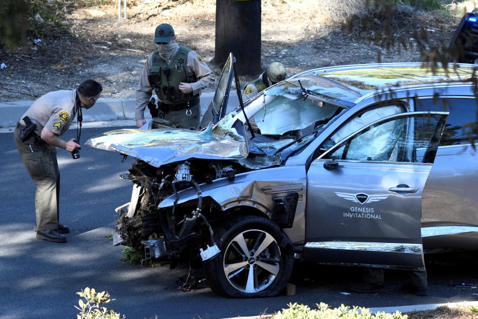 老虎伍茲發生車禍後，警方抵達現場檢查事故車輛。圖片來源：Reuters。