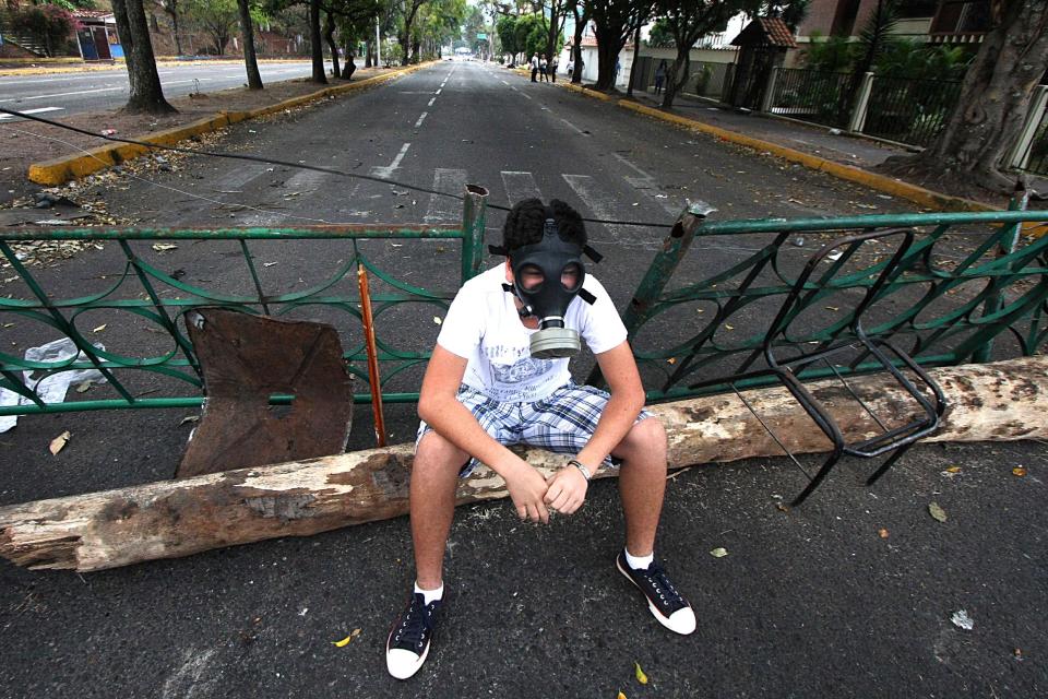 Un manifestante opositor en una barricada en San Cristobal, Venezuela, el 17 de marzo de 2014