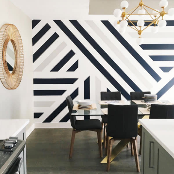 <p>Lo prefieres aún más fácil? Un diseño que hasta los principiantes tienen al alcance, puede inspirarse en este que crearon Sacha y Melissa Leclair, esposos fundadores del estudio de diseño canadiense, Leclair Decor. Trabajando en la decoración de un condominio sintieron que el comedor necesitaba algo de empuje y crearon este mural de líneas gruesas. – <em>Foto</em><em>: <a rel="nofollow noopener" href="https://www.instagram.com/p/BEfDCXvvx5n/" target="_blank" data-ylk="slk:instagram.com/leclairdecor;elm:context_link;itc:0;sec:content-canvas" class="link ">instagram.com/leclairdecor</a></em> </p>