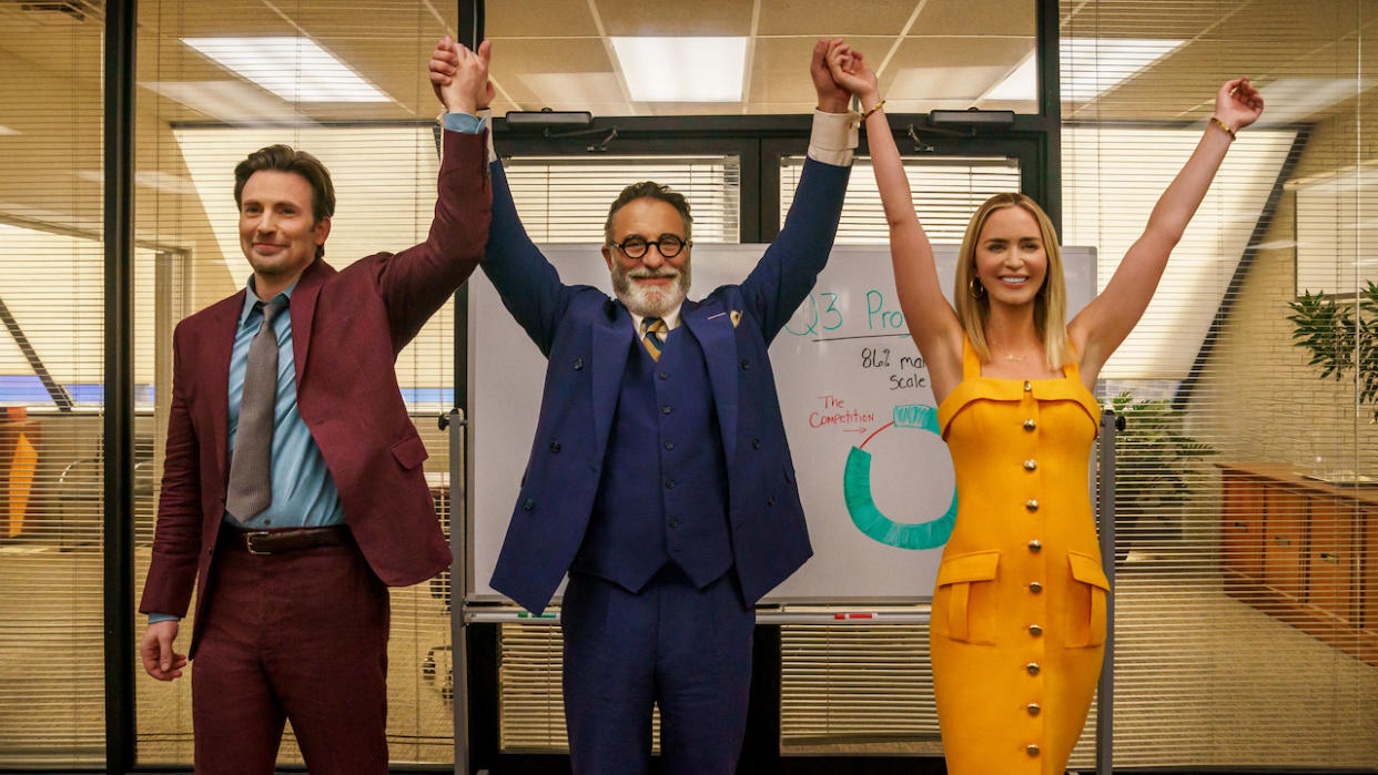  Emily Blunt, Chris Evans and Andy Garcia in Pain Hustlers. 