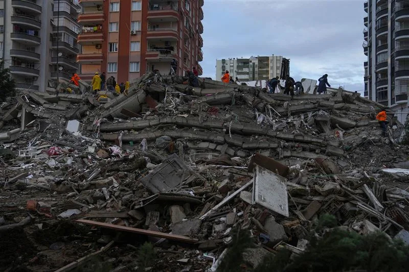 當地一家旅館倒塌造成14位女排隊員都被埋在這家旅館的廢墟下。(圖／美聯社／達志影像，非該間旅館）