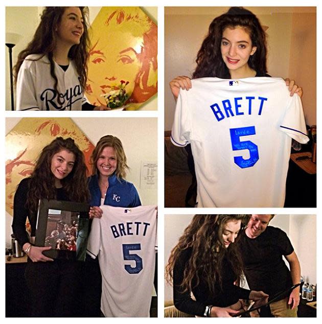 George Brett Autographs Photo That Inspired Lordes Hit ‘royals For Her Concert In Kansas City 