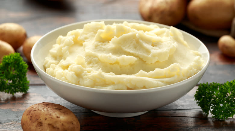 bowl of mashed potatoes