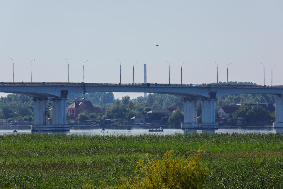 Die beschädigte Antoniwskyj-Brücke über den Dnipro. (Bild: Reuters)