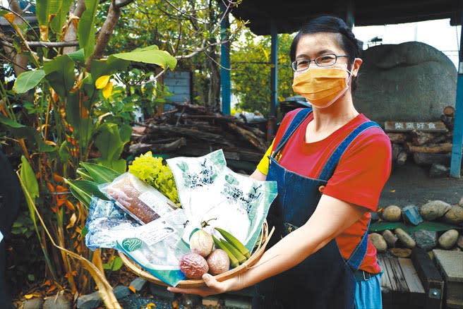 「林邊好風采」不僅向小農收購農產解決銷路，還整合食材研發料理包，每每推出不到2天就被搶購一空。（謝佳潾攝）