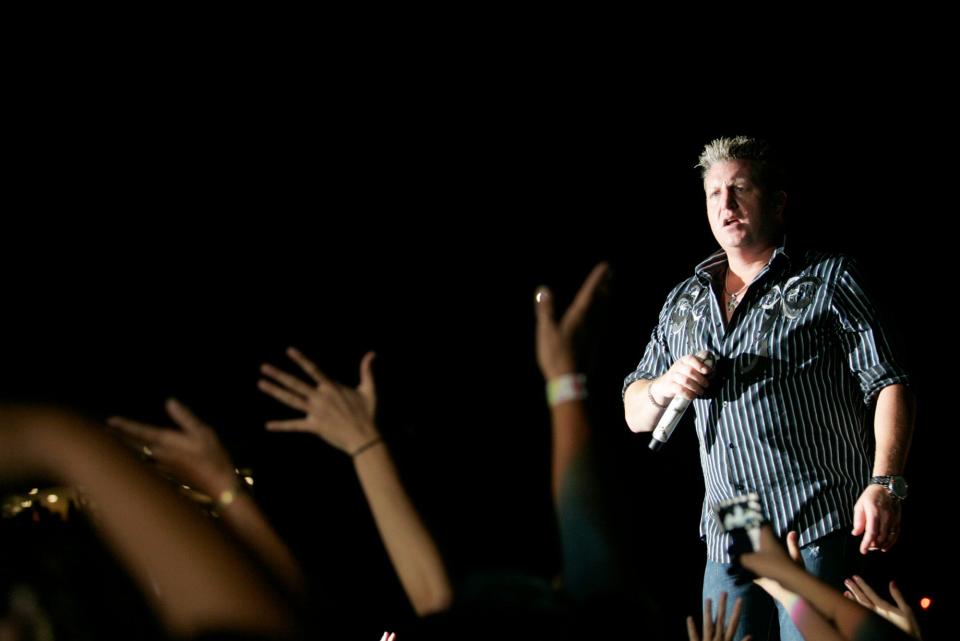 Rascal Flatts singer Gary LeVox was among the musicians who toured St. Jude Children's Research Hospital.