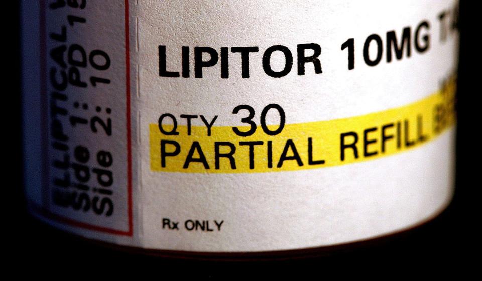 Atorvastatin (Lipitor) is one of the most commonly prescribed drugs in the U.S. <a href="https://www.gettyimages.com/detail/news-photo/prescription-bottle-label-of-pfizers-lipitor-known-as-news-photo/55908498" rel="nofollow noopener" target="_blank" data-ylk="slk:Tim Boyle/Getty Images;elm:context_link;itc:0;sec:content-canvas" class="link ">Tim Boyle/Getty Images</a>