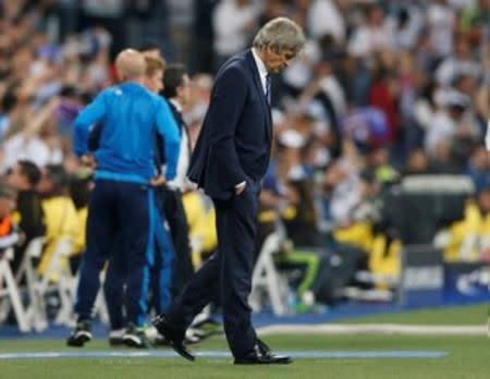 Foto del miércoles del entrenador del Manchester City, Manuel Pellegrini, reaccionando tras la eliminación de su equipo en la Liga de Campeones. Mayo 4, 2016. El Real Madrid clasificó el miércoles a la final de la Liga de Campeones al superar 1-0 al Manchester City y definirá el torneo con el Atlético de Madrid, rival ante el que conquistó su décima corona continental en 2014. Action Images via Reuters / Carl Recine