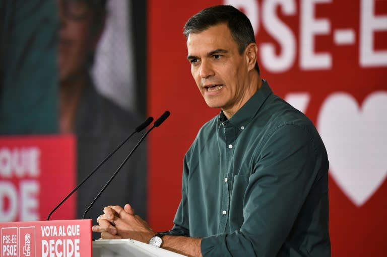 Pedro Sánchez habla durante un mitin de los socialistas vascos con motivo de las últimas elecciones regionales, el 19 de abril de 2024 en la ciudad española de Bilbao (Ander Gillenea)