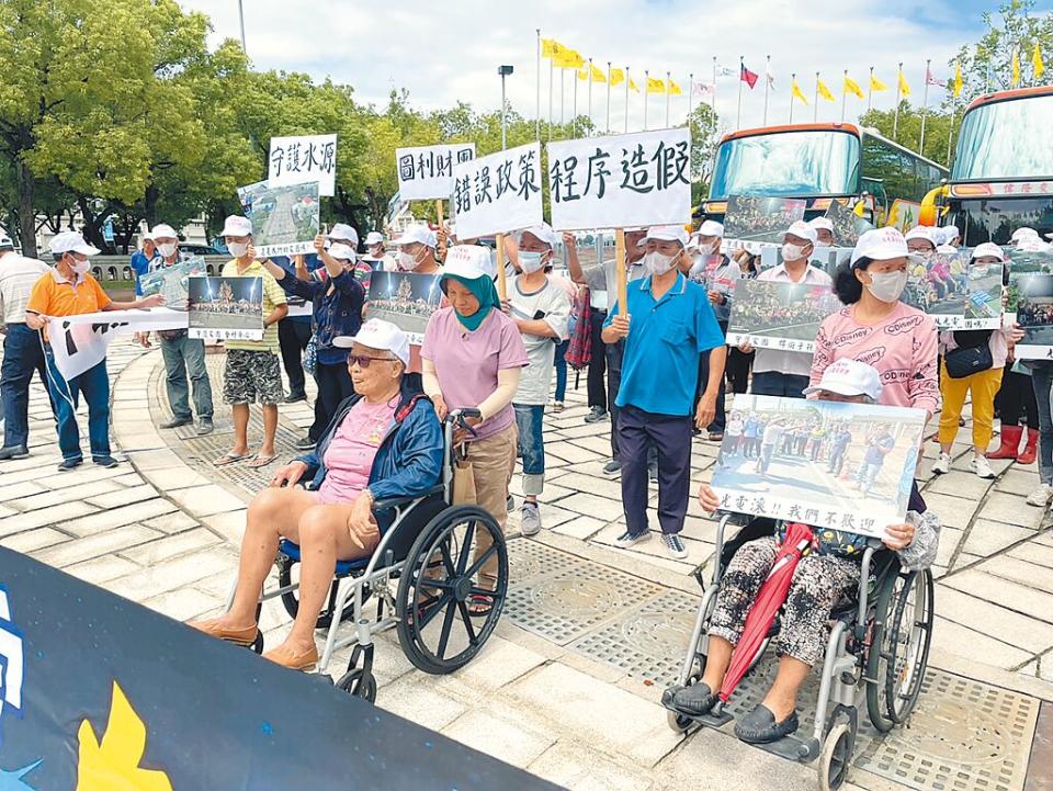 有光電業者在雲林縣元長鄉瓦磘村購買1000多坪建地設置地面型太陽能發電，200名村民11日到縣議會陳情。（周麗蘭攝）