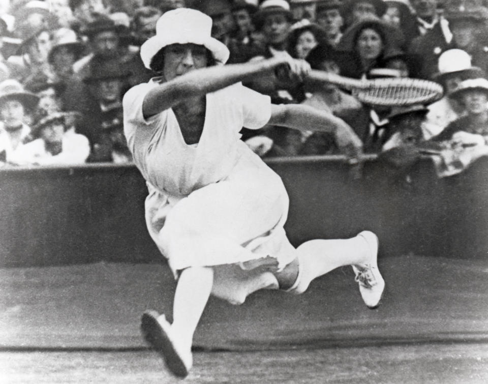 <p>Die Französin Suzanne Lenglen betrat während der Olympischen Spiele 1920 im belgischen Antwerpen den Tennisplatz im langen Kleid und mit Hut – ihre Bewegungsfreiheit war entsprechend eingeschränkt. (Bild: Getty Images) </p>