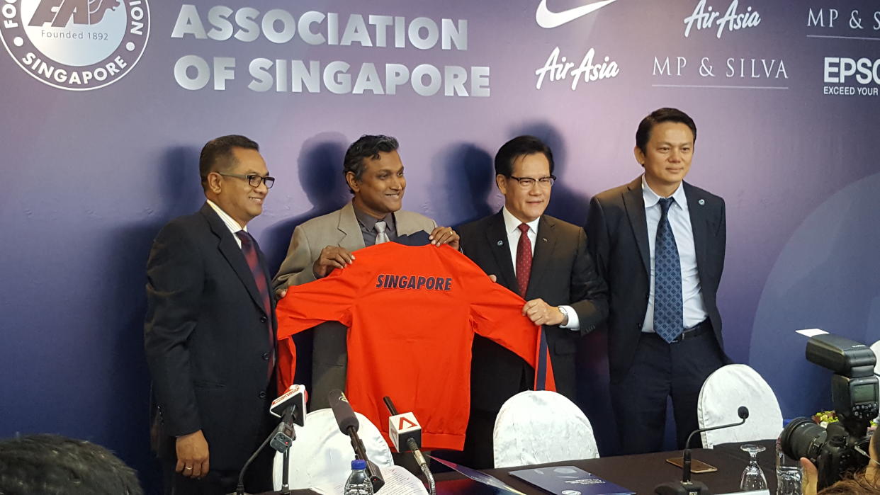 V. Sundram Moorthy (second from right) with (from left) FAS president Zainudin Nordin, FAS vice-president Lim Kia Tong and FAS general secretary Winston Lee when he was appointed as the Lions’ head coach on 27 May 2016. (Photo: Teng Kiat/Yahoo News Singapore)