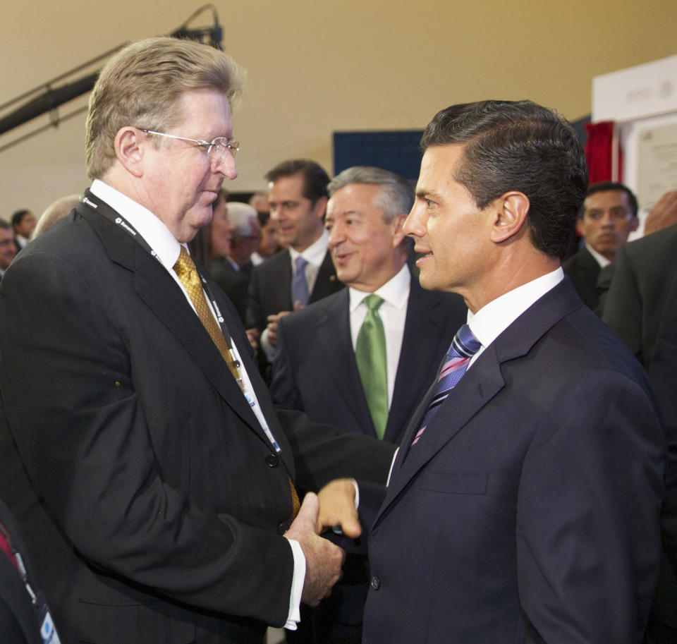 Germán Larrea (izq.), uno de los hombres más ricos de México, y el ex presidente de México, Enrique Peña Nieto, en Ciudad de México el 9 de septiembre de 2014. (REUTERS/Archivo)