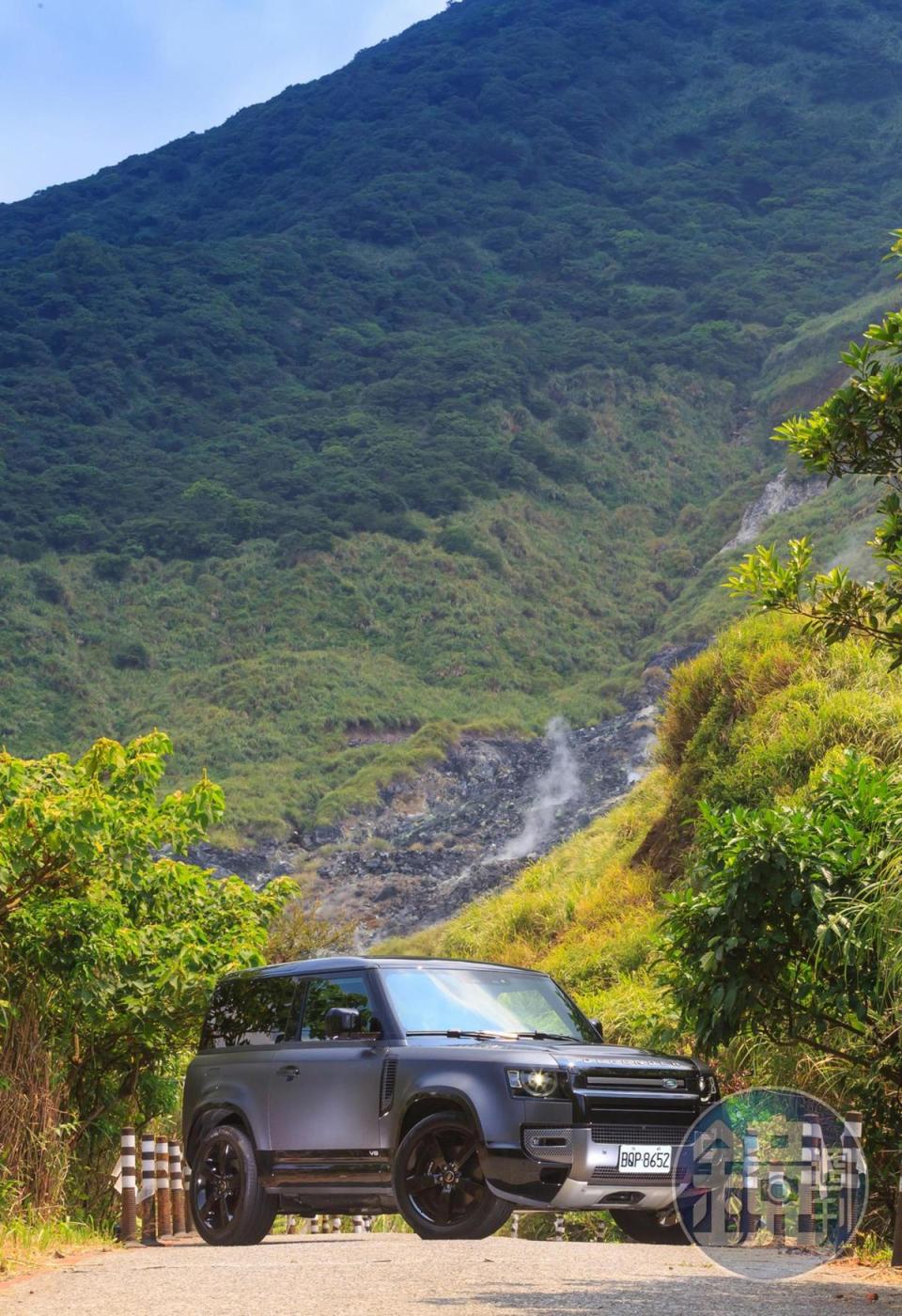 LAND ROVER Defender 90 V8 Carpathian Edition