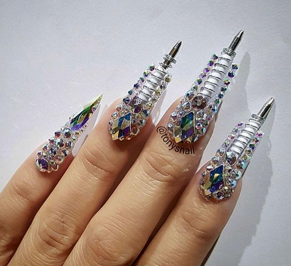 <p>Dejamos Nail Sunny para descubrir en Instagram otras manicuras surrealistas. Parece que @beautyland___18 siempre lleva un bolígrafo a mano. (Foto: Instagram / <a rel="nofollow noopener" href="https://www.instagram.com/beautyland___18/" target="_blank" data-ylk="slk:@beautyland___18;elm:context_link;itc:0;sec:content-canvas" class="link ">@beautyland___18</a>). </p>