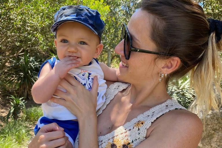 Mica Viciconte con el pequeño Luca, quien este fin de semana largo visitó la playa por priemera vez