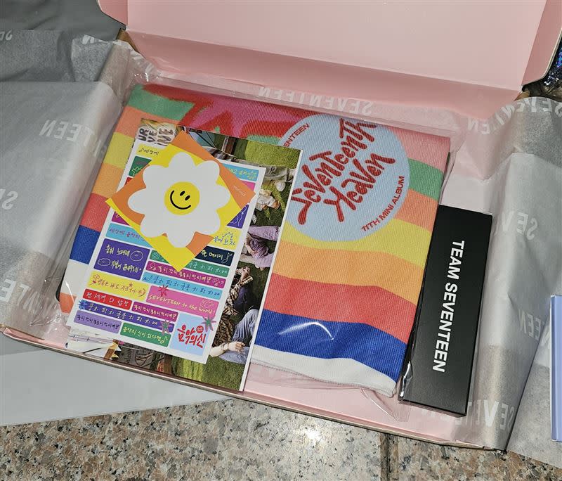SEVENTEEN送上了迷你11輯Kit，甚至有13名成員的完整小卡。（圖／翻攝自X）