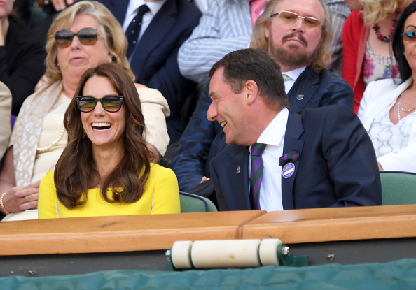 Ella vio el partido desde las primeras sillas en las gradas en la compañía del director del prestigioso torneo Philip Brook y su esposa Gill.