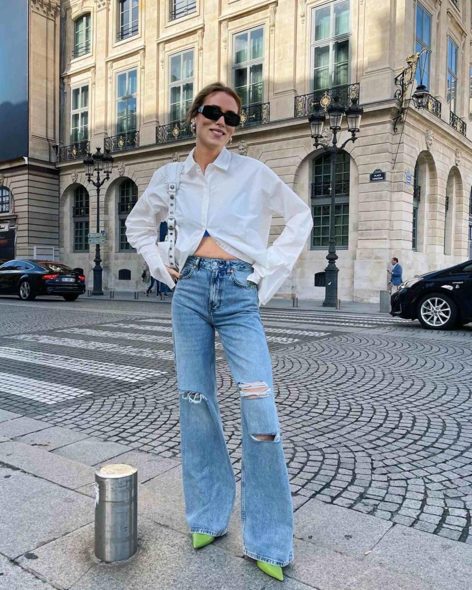 <p>Annabel Rosendahl es una de las prescriptoras de moda que deberías seguir en Instagram porque su estilo es realmente inspirador (no hay más que ver cómo lleva la camisa en esta imagen). El 29 de septiembre, por ejemplo, posó en la plaza Vendôme de París con un conjunto tan informal como <em>chic</em>. "Nunca te equivocarás llevando camisa blanca y vaqueros", subrayó. (Foto: Instagram / <a href="https://www.instagram.com/p/CUaGcuKIYLd/" rel="nofollow noopener" target="_blank" data-ylk="slk:@annabelrosendahl" class="link ">@annabelrosendahl</a>)</p> 